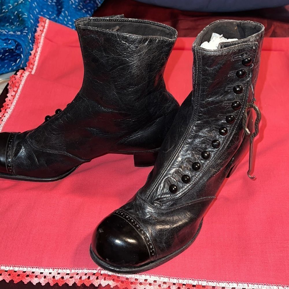 Antique children’s button up boots. Button hook attached. Black - Picture 2 of 10